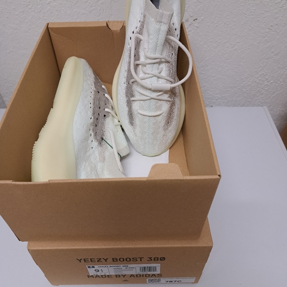 Yeezy 380 Calcite Glow 9.5